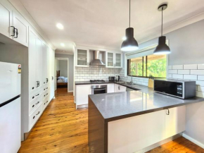 3-BR House Close to Bella Vista & Norwest Express Bus to CBD Free Parking & Wifi